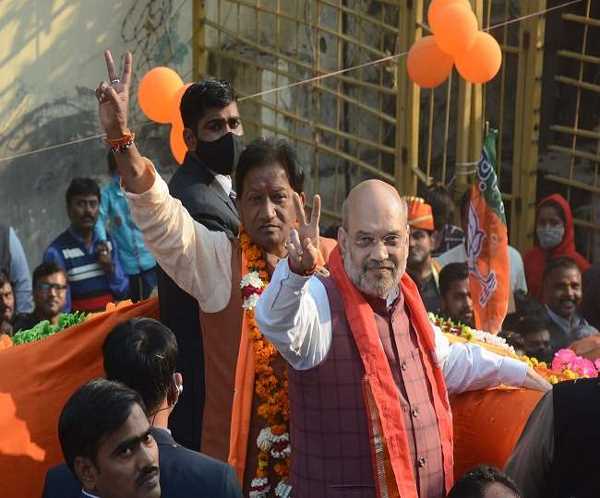 गृहमंत्री अमित शाह ने कानपुर में किया रोड शो, छतों से हुई पुष्पवर्षा